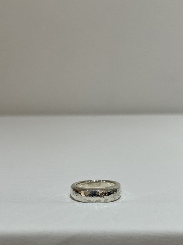 BY JEWELLER / ROUND HAMMERED RING / SILVER