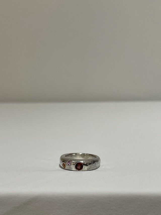 BY JEWELLER / ROUND HAMMERED RING WITH GARNET + SAPPHIRE / SILVER