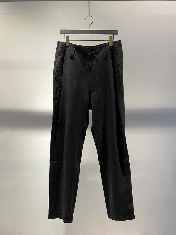 SYNGMAN CUCALA / PLEATED TAPERED TROUSERS / BLACK