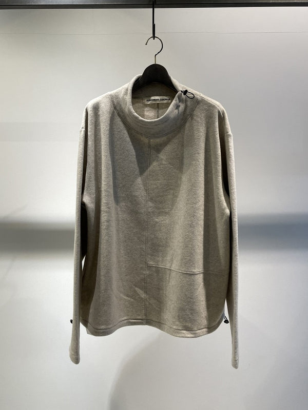 SYNGMAN CUCALA / HIGH NECK PULLOVER / STONE